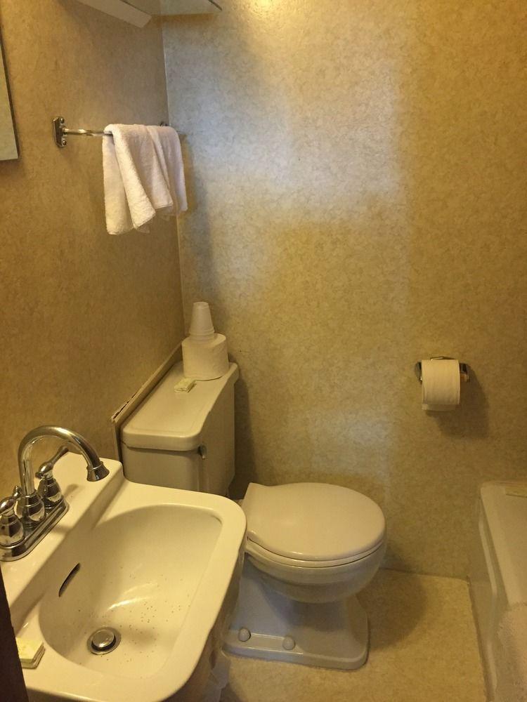 Twin Peaks Motel Napanee 외부 사진
