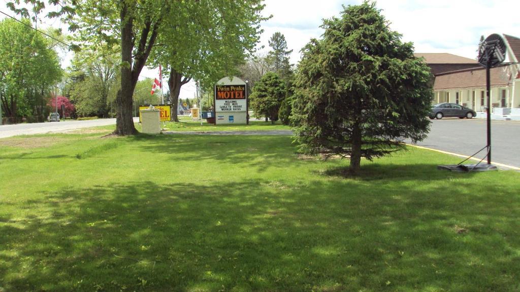 Twin Peaks Motel Napanee 외부 사진